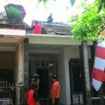Polisi berpakaian preman juga siaga di atap rumah warga untuk mengantisipasi perampok kabur melalui atap. foto: tri susanto/BANGSAONLINE
