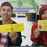 Warga menunjukkan kartu kuning yang baru saja diterbitkan Disnakertrans Pamekasan.