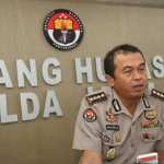 Kabid Humas Polda Jatim Kombes Pol Frans Barung Mangera saat memberikan keterangan persnya. foto: ANATASIA/BANGSAONLINE