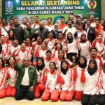 Gubernur Jawa Timur Khofifah Indar Parawansa memberi semangat saat pelepasan atlet Jatim ke Sea Games di Manila Filipina di Hotel Sultan, Jakarta, Selasa malam (26/11). foto: istimewa/ bangsaonline.com