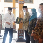 Budi Sulistyono, Bupati Ngawi menyerahkan sertifikat tanah secara simbolis kepada salah satu warga.