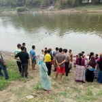 Warga berbondong-bondong melihat lokasi tenggelamnya korban. foto: GUNAWAN/ BANGSAONLINE