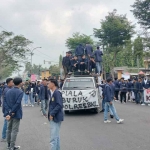 Ratusan massa aksi yang tergabung dalam Himpunan Mahasiswa Bangkalan saat memblokade Jalan Soekarno Hatta.