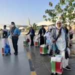 Jemaah haji Aceh kloter pertama diarahkan petugas memasuki bus untuk diantar ke hotel. Foto: MCH 2026.