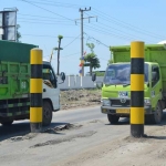 Hanya truk-truk kecil yang bisa melintasi portal. foto: SYUHUD/ BANGSAONLINE