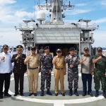 Forkopimda Sulawesi Barat bersama Komandan Guspurla Koarmada II Laksma TNI Rahmat Eko Rahardjo beserta staf foto bareng di atas KRI Yos Sudarso-353.