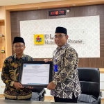 Kepala BNNK Tuban saat MoU dengan Senior Manager UP Tanjung Awar-Awar, Abdi Nafi