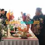 Bupati Nganjuk, Marhaen Djumadi, saat meninjau hasil masakan yang dihidangkan oleh para peserta lomba. Foto: BAMBANG DWI JULIANTO/BANGSAONLINE