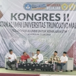 Talkshow Rancangan Bangun Percepatan Madura yang digelar saat Kongres II Ikatan Alumni UTM dengan pembicara Anggota Komisi V DPR RI Syafiuddin (tengah), Ketua Komisi C DPRD Provinsi Jawa Timur Abdul Halim, Ketua KONI Bangkalan Fauzan Jakfar, dan Direktur BUMD Sampang.