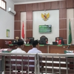 Terdakwa saat menjalani sidang di PN Surabaya