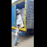 Ribuan kotak suara saat dibongkar muat di KPU Pacitan.