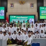 Pengurus LD PBNU bersama peserta standarisasi kompetensi di Aula Syaikon Kholi UTM Madura.