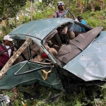 Toyota Avanza dengan nomor Polisi L 1518 VX asal Surabaya nyungsep di Jurang yang berada di Pacet, Mojokerto. Foto: Ist.
