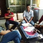 Dua warga Banter juga mendatangi Balai Komunitas Wartawan Gresik (KWG) usai mengadu ke Polres.