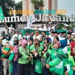 Peserta Kirab Kebangsaan PKB Jatim saat memberi santunan untuk ojol perempuan di Alun-Alun Sidoarjo. Foto: MUSTAIN/BANGSAONLINE