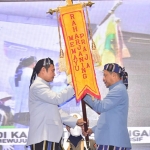 Bupati Lamongan, Yuhronur Efendi, saat menyerahkan selubung petaka lambang daerah kepada Ketua DPRD Lamongan, Abdul Ghofur.