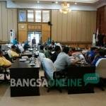 Suasana rapat tertutup Banggar dengan Timgar di ruang paripurna DPRD Jombang, Senin (8/8). foto: RONY S/ BANGSAONLINE 