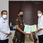 Kepala Kejari Surabaya Anton Delianto menyerahkan aset pemkot berupa brandgang kepada Wali Kota Surabaya Eri Cahyadi di Kantor Kejari Surabaya, Jumat (5/3/2021). (foto: ist)