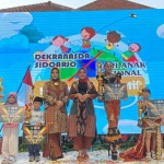 Siswi SMPN 2 Sidoarjo, Syakirah Ashillah Leticia Putri, juara 1 lomba fashion show tingkat kabupaten dalam peringatan Hari Anak Nasional tahun ini.