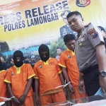 Kelima pelaku saat dirilis di Mapolres Lamongan.