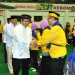 Direktur Keuangan PG, Pardiman didampingi Direktur SDM dan Umum PG, Rahmat Pribadi ketika melepas JCH. foto: SYUHUD/ BANGSAONLINE
