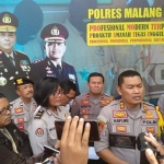 Kapolres Malang Kota AKBP Asfuri saat diwawancarai awak media soal kasus mutilasi di Pasar Besar Malang, Senin (20/05). foto: IWAN IRAWAN/ BANGSAONLINE
