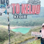 Wisatawan saat berada di sisi kawah Gunung Kelud. Foto: Muji Harjita