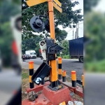 Palang perlintasan di JPL 105 yang rusak akibat kecelakaan.