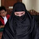 Yulianis dalam ruang sidang tipikor. Foto: tribunnews