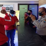 Perwakilan DPC PDIP Sidoarjo menyerahkan pernyataan sikap hasil rapat ke Mapolresta.
