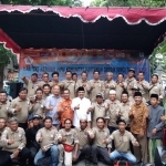 Ditemani Wabup Gresik Moh Qosim, Gus Ipul foto bersama teman-teman Komunitas Wartawan Gresik (KWG), Jumat (9/2).