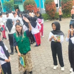Ecoliving Community Indonesia saat mengedukasi terkait sampah organik ke para pelajar SMAN 2 Batu.