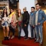 Enam model saat memperkenalkan koleksi baru AEO. foto: rusmiyanto/ BANGSAONLINE