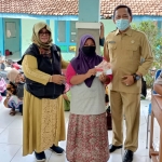 Pelaksana tugas (Plt) Bupati Nganjuk, Marhaen Djumadi, saat membagikan KKS kepada warga yang berhak.