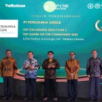 SVP Umum Petrokimia Gresik, Jogi Krisdianto (tiga dari kiri), saat penerimaan penghargaan Top CSR 2023. Foto: Ist
