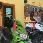 Pelaku dan barang bukti saat di Mapolres Tuban. (suwandi/BANGSAONLINE)