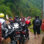 Longsor Ngreco yang mengakibatkan kemacetan panjang. Foto: ist
