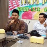 Ketua DPRD Gresik Fandi Akhmad Yani bersama para Ketua AKD saat memberikan keterangan pers. foto: SYUHUD/ BANGSAONLINE