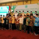 Para pengurus MUI Jatim foto pertama saat penutupan Rapat Evaluasi Program Kerja Tahun 2021 dan Pembahasan Rencana Kerja Tahun 2022 di Hotel Wyndham Surabaya, Ahad (24/10/2021). Foto: mma/bangsaonline.com
