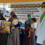 Koordinator baksos FK Unair 99 area Tuban, dr. Erwin Era Prasetya saat membagikan sembako dan makanan untuk warga Tuban.