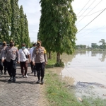 Kapolres Ngawi AKBP I Wayan Winaya bersama pejabat utama sedang melakukan pengecekan di daerah rawan banjir.