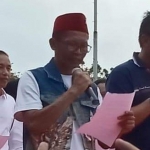 Koordinator Komunitas Ksatria Airlangga, Teguh Prihandoko (peci merah) saat membacakan ikrar dukungan Forum Alumni Jatim (FAJ) untuk capres Joko Widodo di Tugu Pahlawan, belum lama ini.