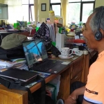 Tampak salah seorang guru di SMAN 2 Batu sedang melaksanakan pembelajaran daring.