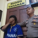 Pelaku saat bersama petugas Polres Pasuruan.