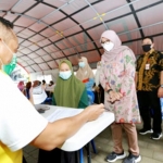 Para santri di Pesantren Darussalam, Blokagung, Kecamatan Tegalsari sedang mengikuti vaksinasi Covid-19.
