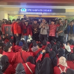 Kapolresta Sidoarjo, Kombes Pol. Kusumo Wahyu Bintoro (tengah) bersama para mahasiswa saat menyampaikan aspirasi di Gedung DPRD Sidoarjo, Selasa (6/9/2022)