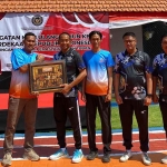 Pemberian cendera mata dari Kalapas Tuban kepada Ketua PWI Tuban usai tanding voli.