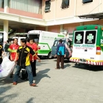 Ambulans dari berbagai rumah sakit siap mengantar bantuan berupa tim medis dan paramedis, obat-obatan, popok bayi, serta pembalut wanita. 