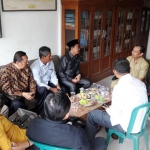 Komisi IV DPRD Gresik saat dialog dengan Kepsek SMP PGRI Wringinanom Rusdi. foto: SYUHUD/ BANGSAONLINE