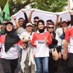 Wali Kota Kediri Vinanda dan Wakil Wali Kota Qowimuddin bersama para pemuda-pemudi mengikuti kirab merah putih. Foto: Ist. 